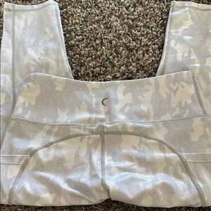 Women’s Iridescent Camouflage Capri Leggings w/side pockets